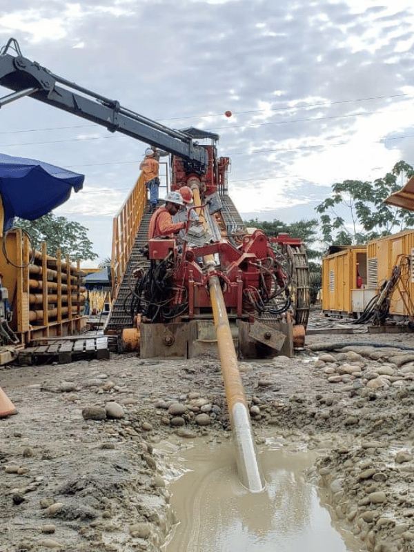 Equipo de perforación horizontal dirigida ejecutando un cruce bajo un cauce de agua