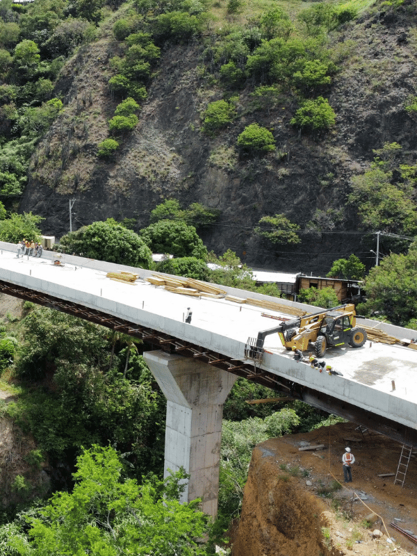 Viaducto en construcción sobre terreno montañoso