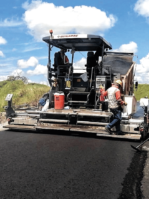 Pavimentadora extendiendo mezcla asfáltica en una obra vial