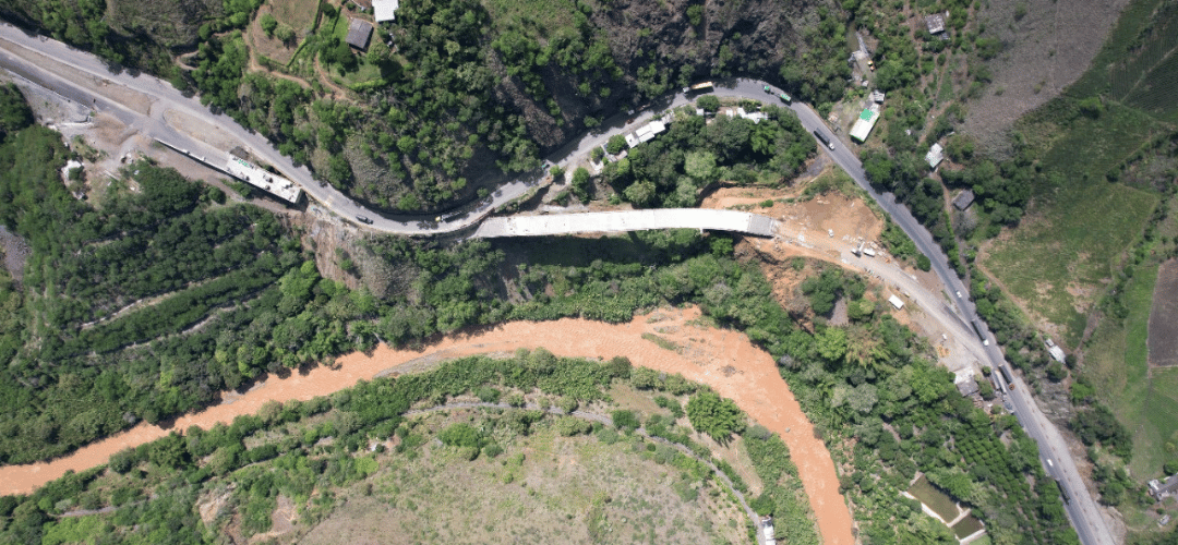 Vista aérea del trazado de una vía en zona montañosa