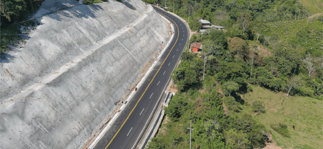 Talud estabilizado junto a una carretera construida por Ismocol