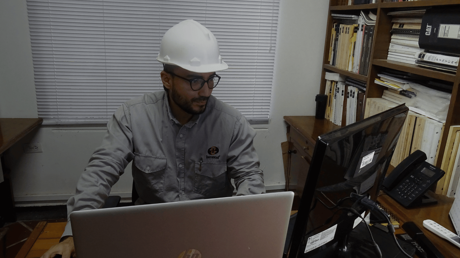 Ismocol employee using the corporate portal on a laptop